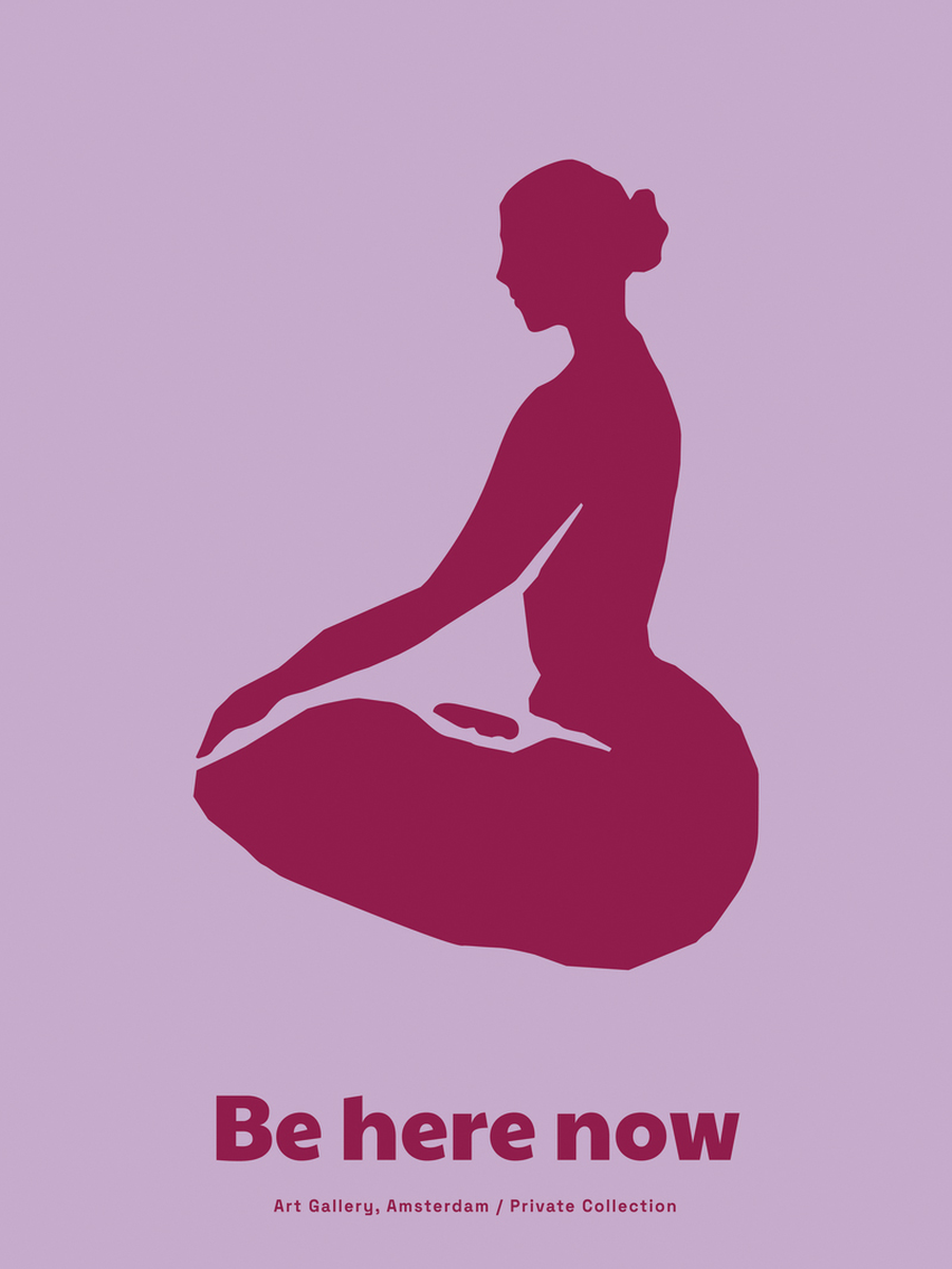 Illustration einer meditierenden Frau in Rot auf einem lila Hintergrund mit dem Text "Be here now".