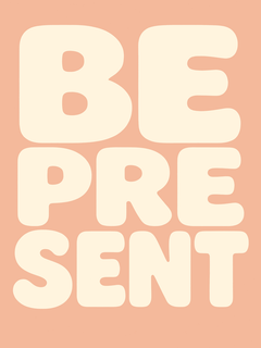 Typografie-Poster mit dem Text "Be present" in weißen Buchstaben auf pfirsichfarbenem Hintergrund.