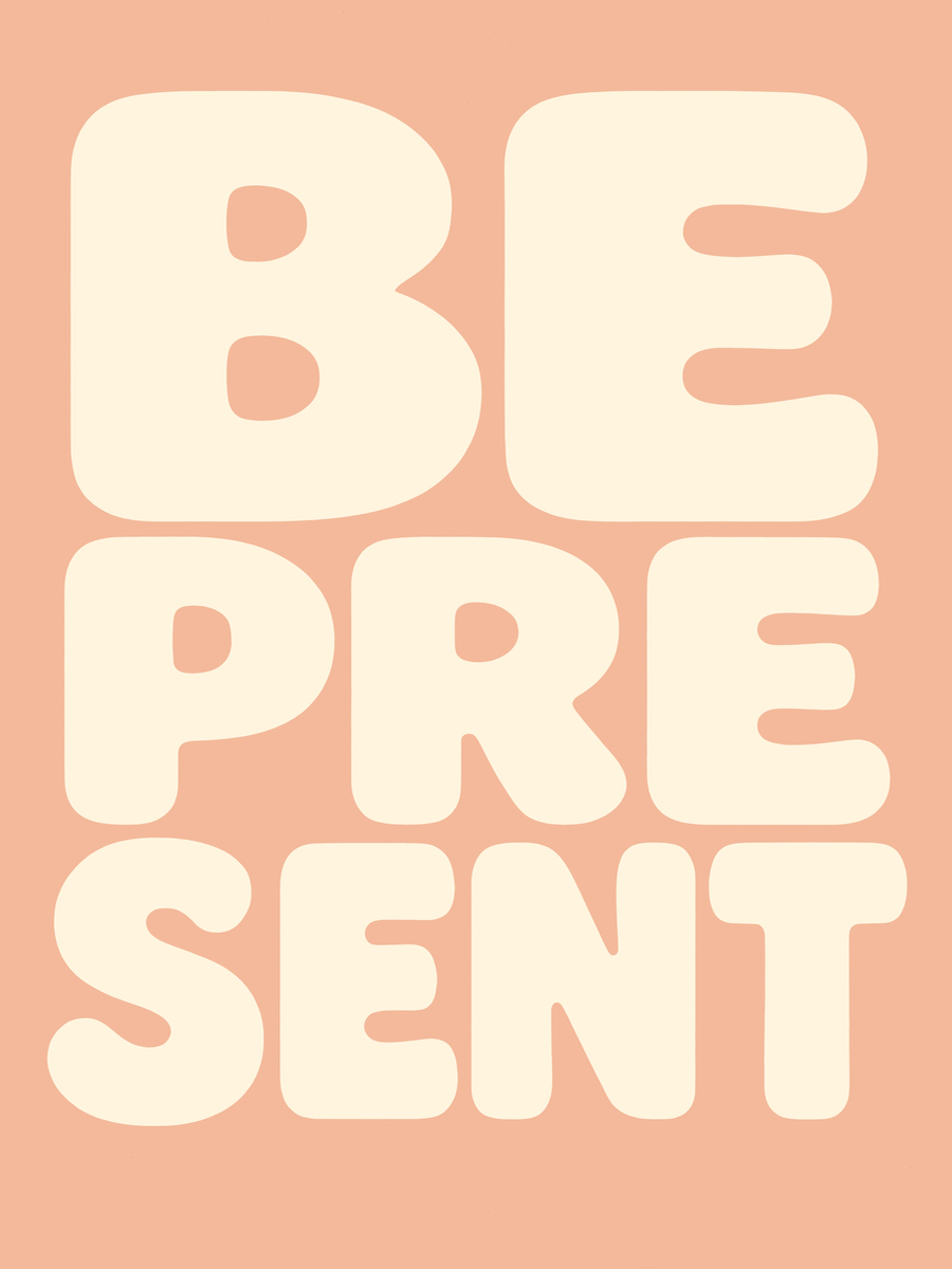 Typografie-Poster mit dem Text "Be present" in weißen Buchstaben auf pfirsichfarbenem Hintergrund.