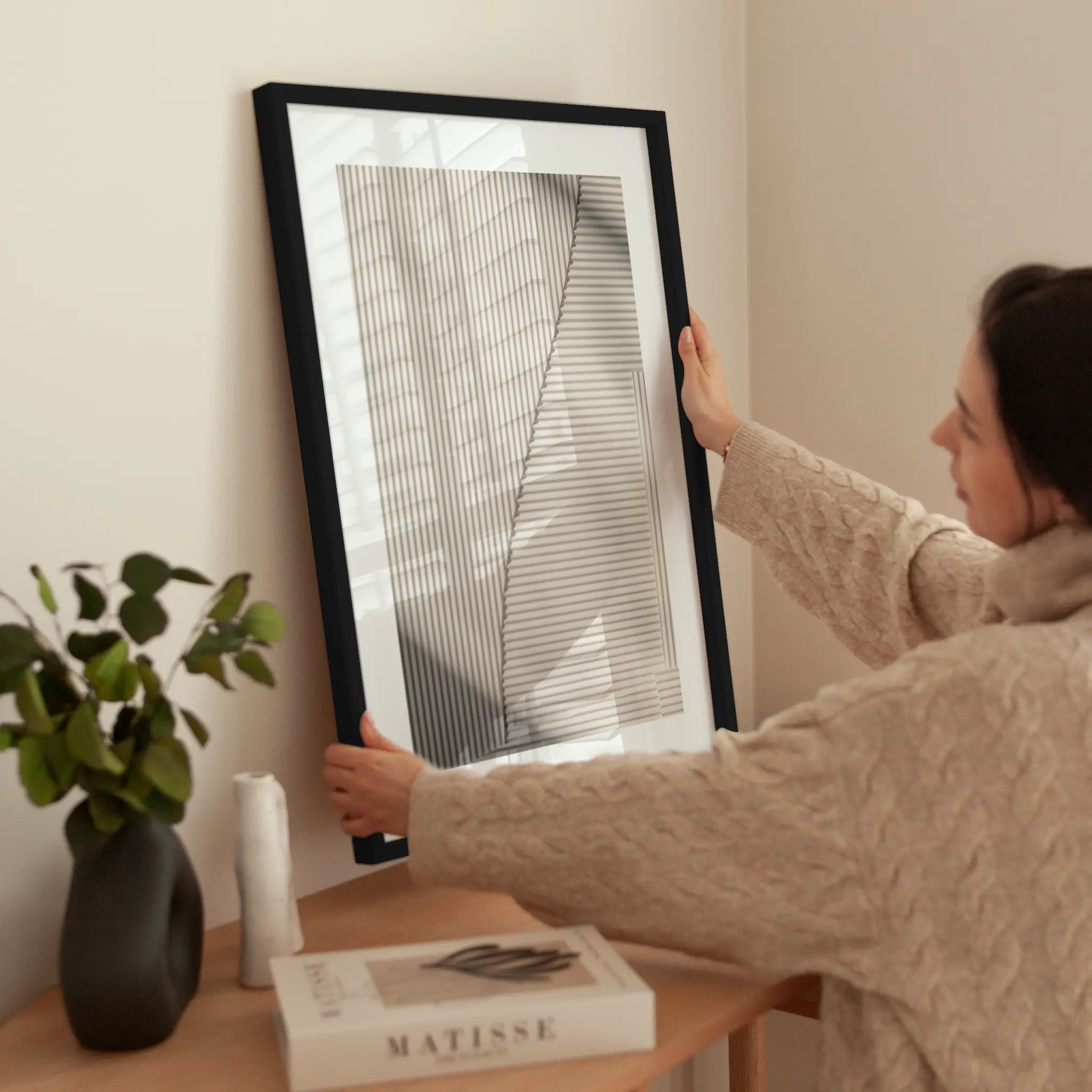 Beige Abstract Art wird aufgehängt