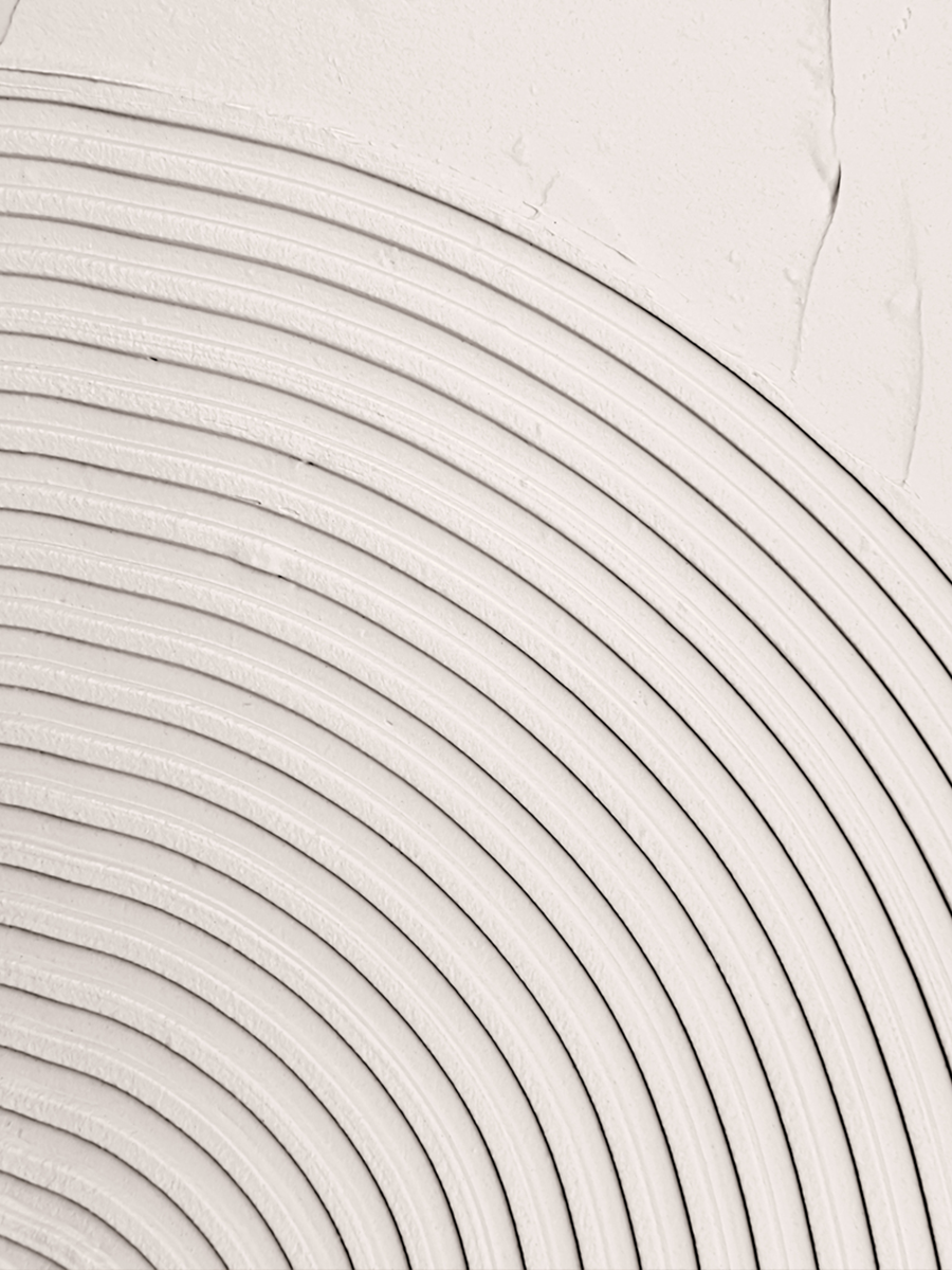 Nahaufnahme von beigen Bögen mit geschwungenen Linien.