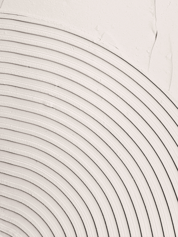 Nahaufnahme von beigen Bögen mit geschwungenen Linien.