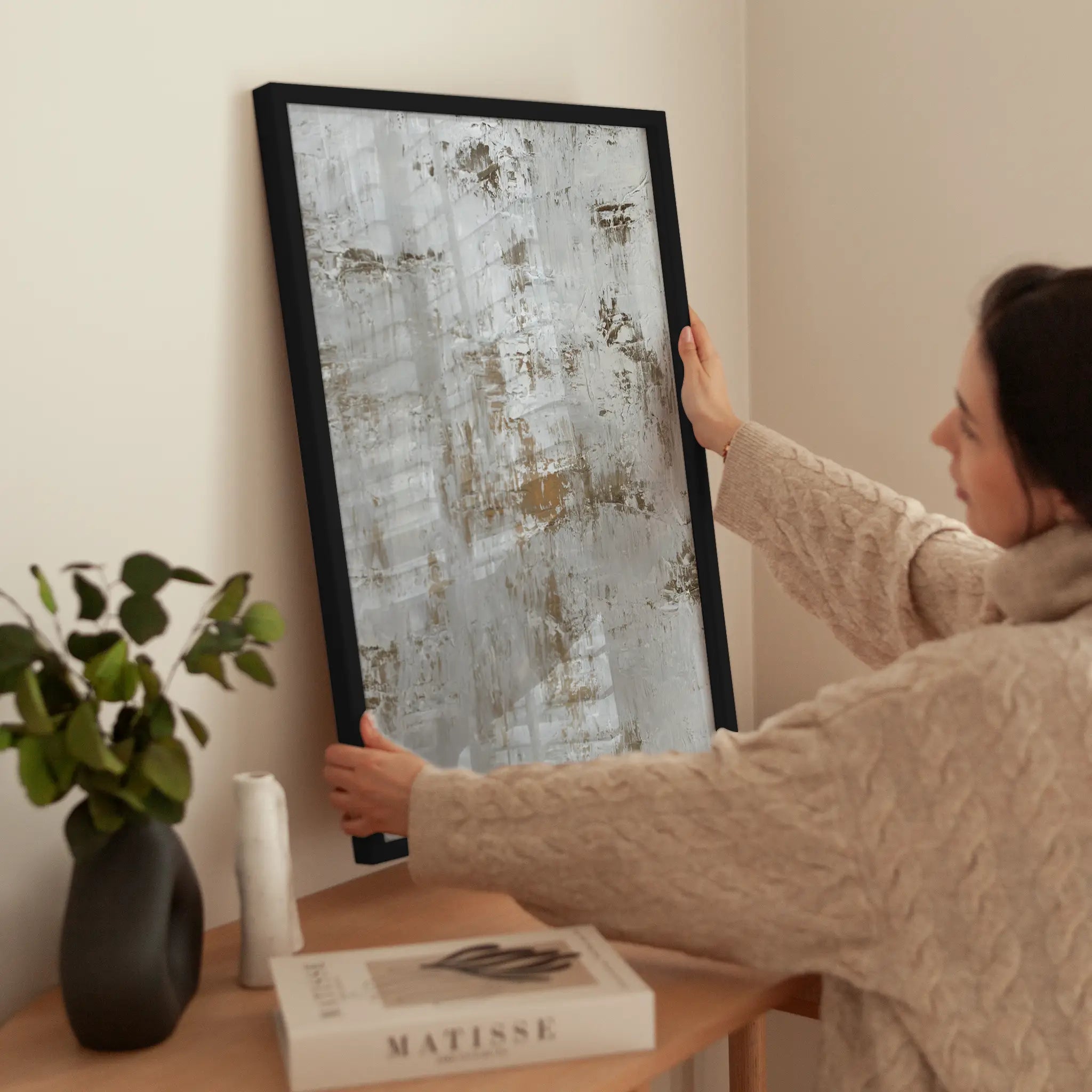 Beige Art wird aufgehängt