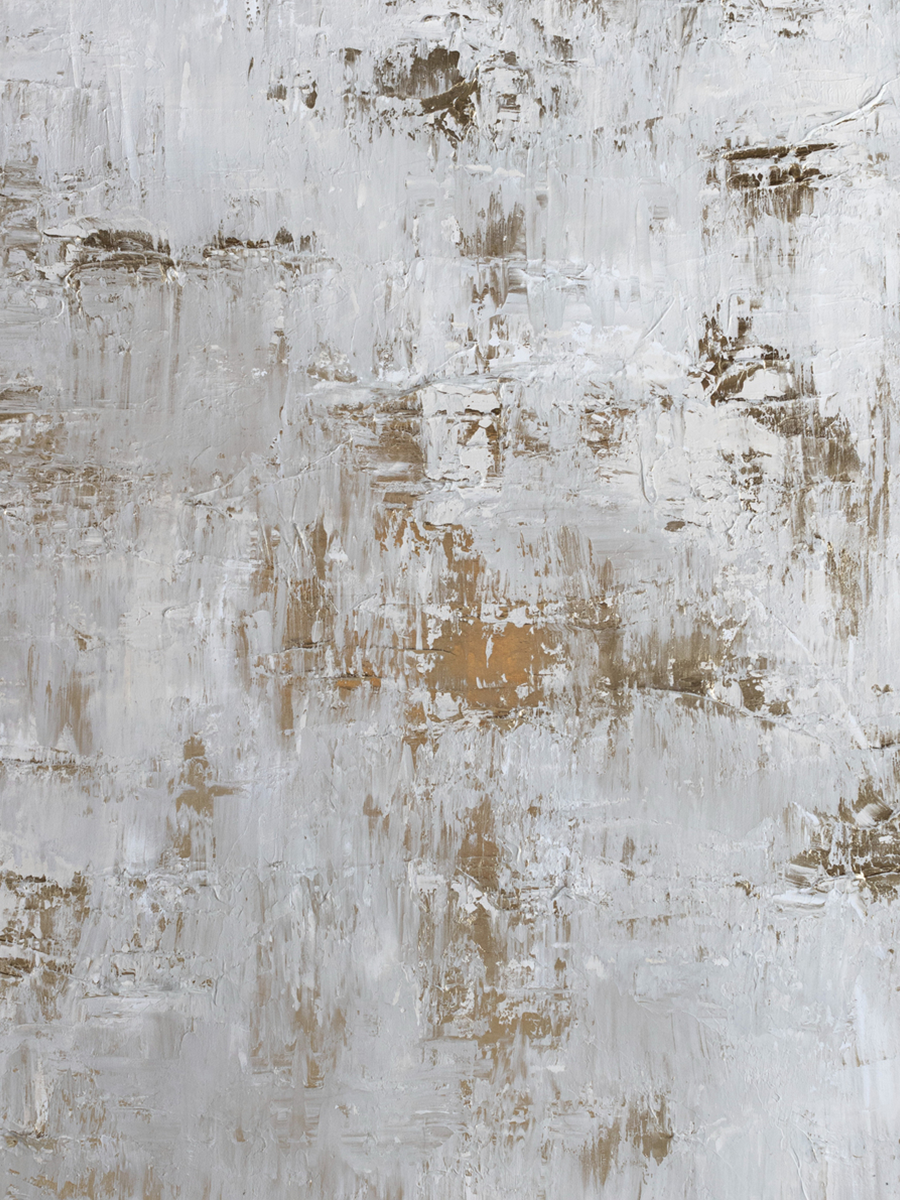 Abstraktes Muster in Weiß und Beige mit goldenen Pinselstrichen.