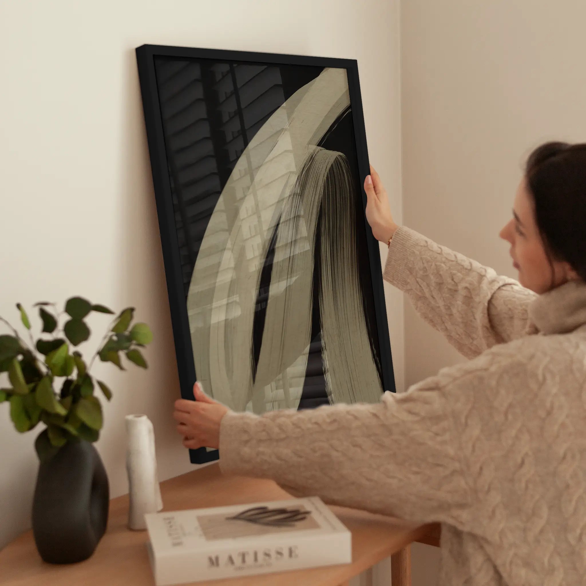 Beige Brush Stroke wird aufgehängt