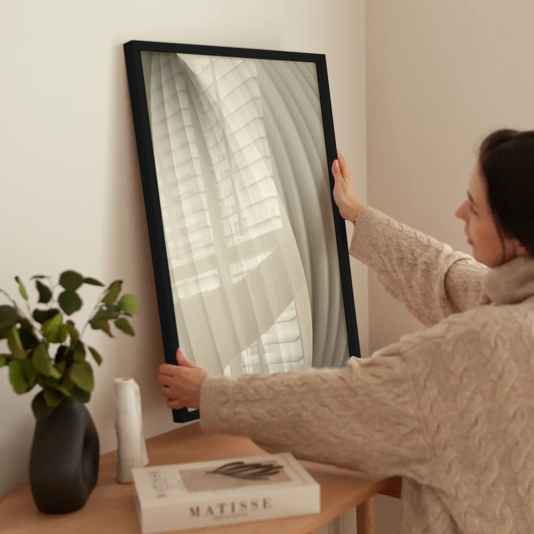 Beige Close Up wird aufgehängt