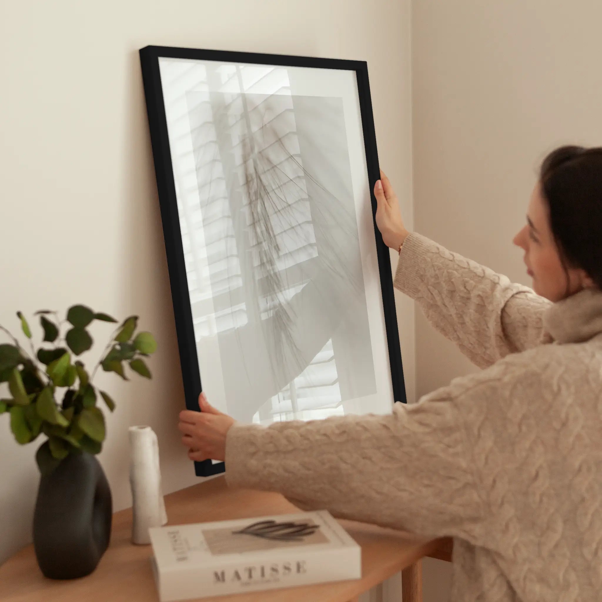 Beige Feather Close Up wird aufgehängt