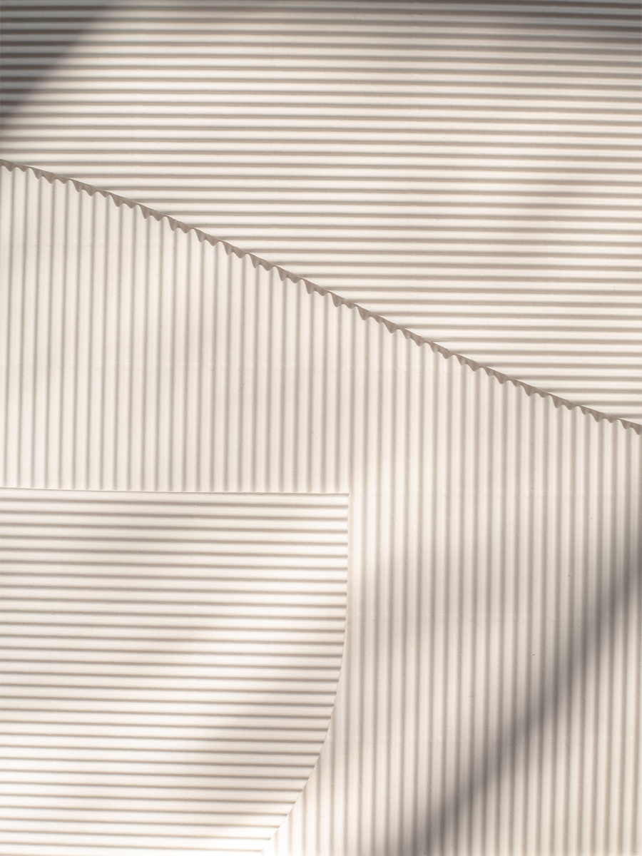 Abstrakte Fotografie von Licht und Schatten auf einer gestreiften Oberfläche.