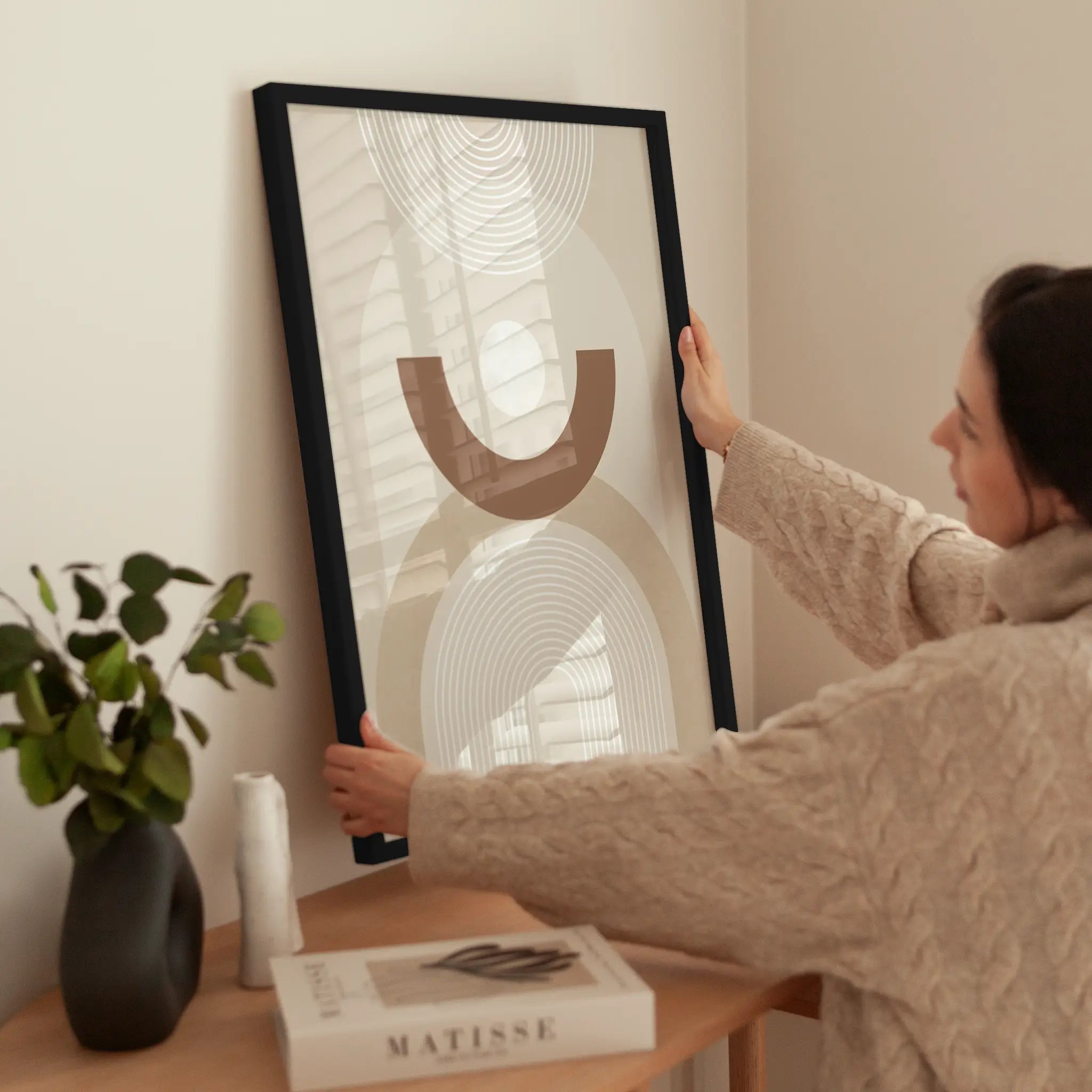 Beige Mid Century wird aufgehängt