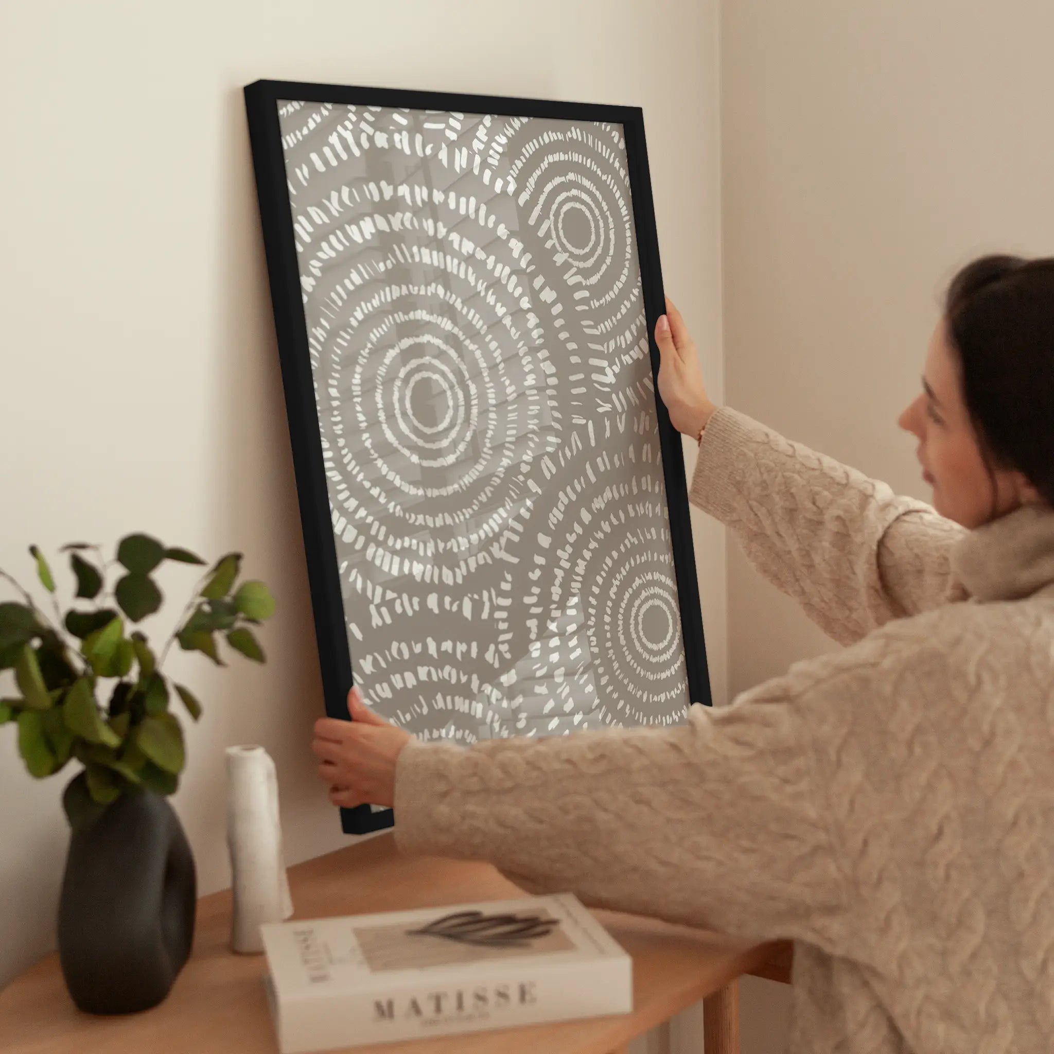 Beige Patterned wird aufgehängt