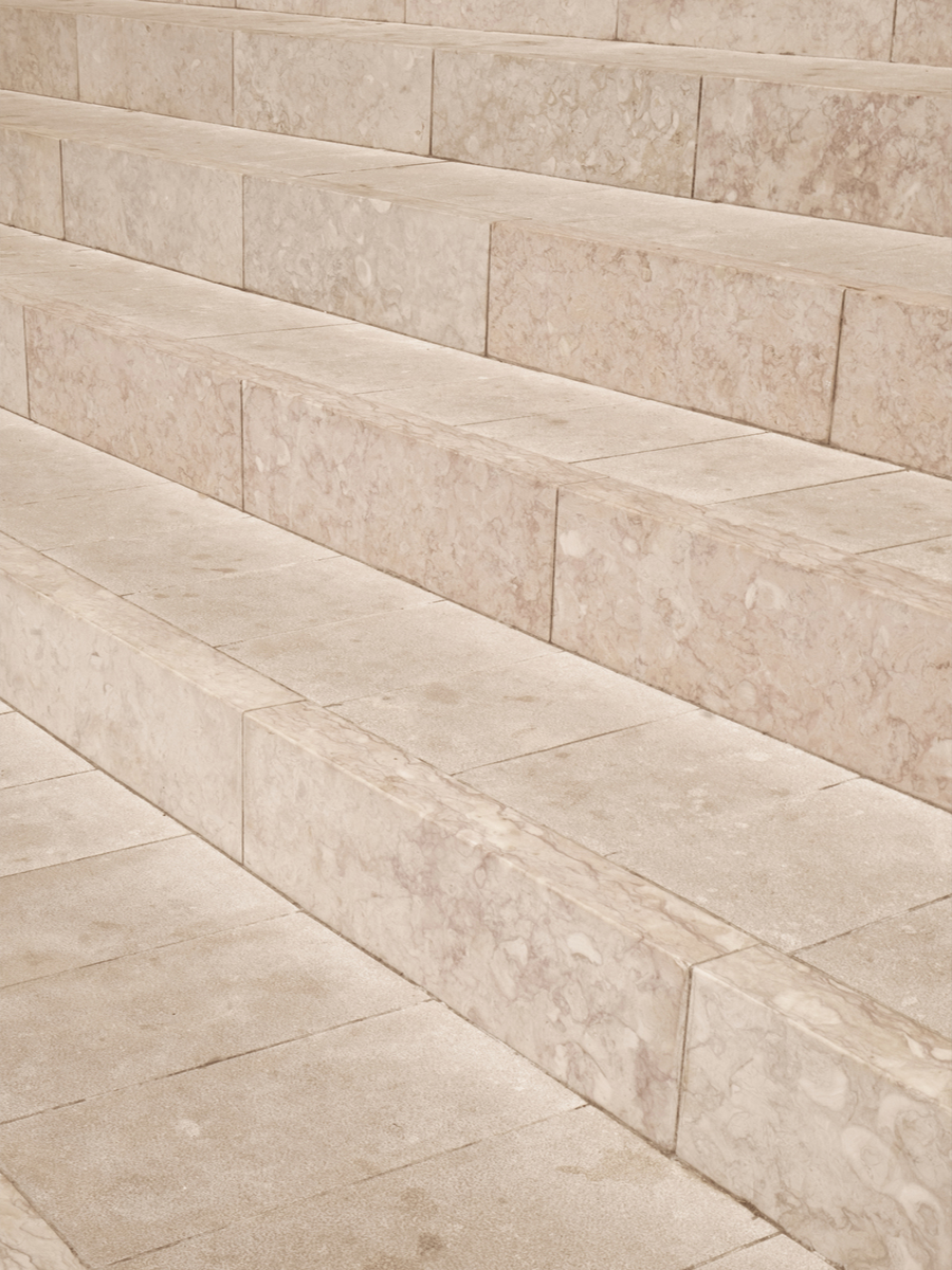 Fotografie von Treppenstufen in Marmoroptik mit neutralen Beigetönen.