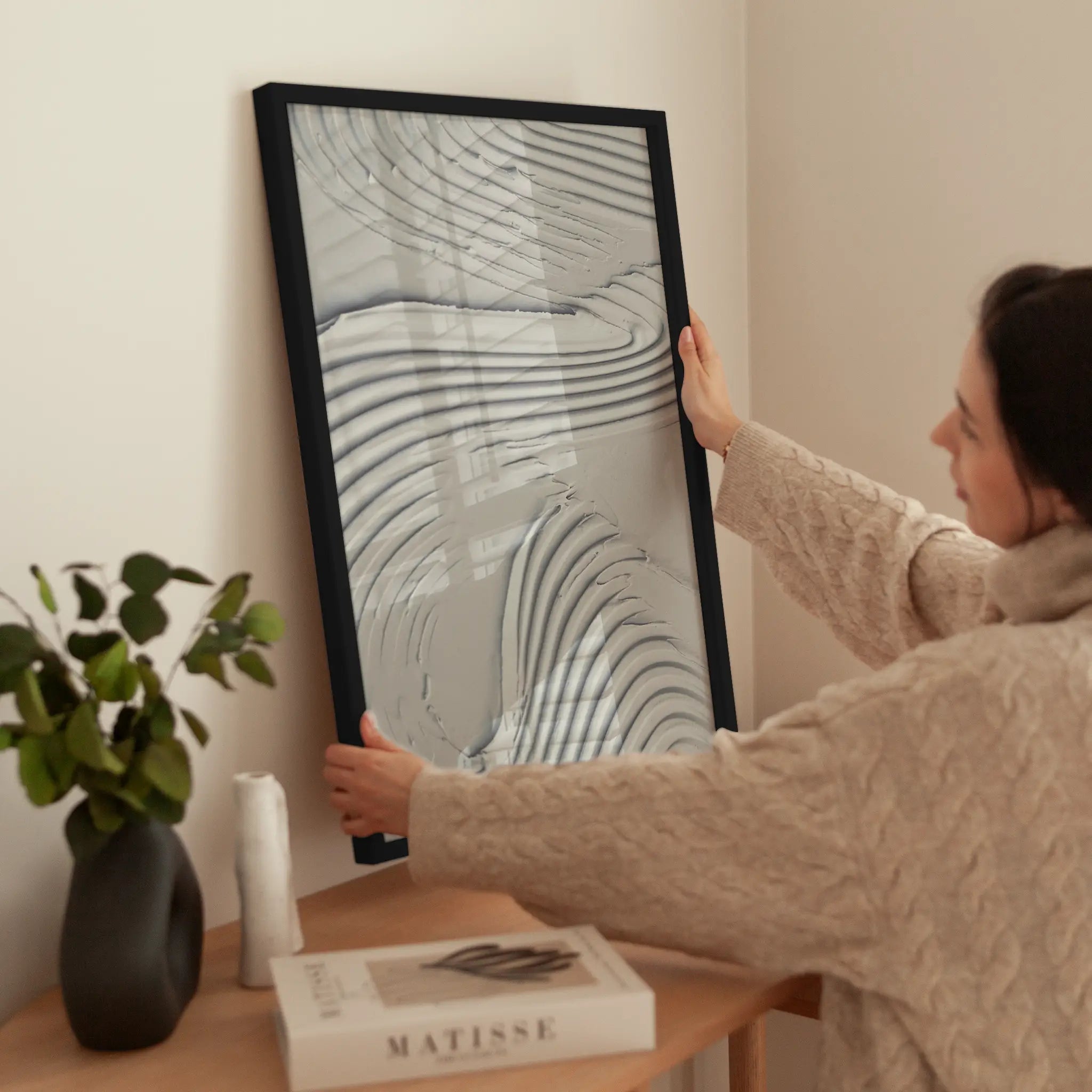 Beige Texture Waves wird aufgehängt