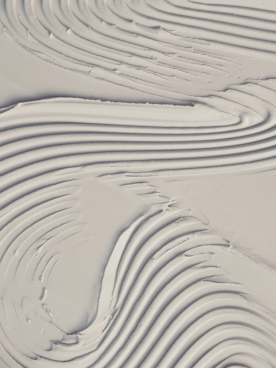 Minimalistisches Poster mit beiger Struktur und welligen Linien.