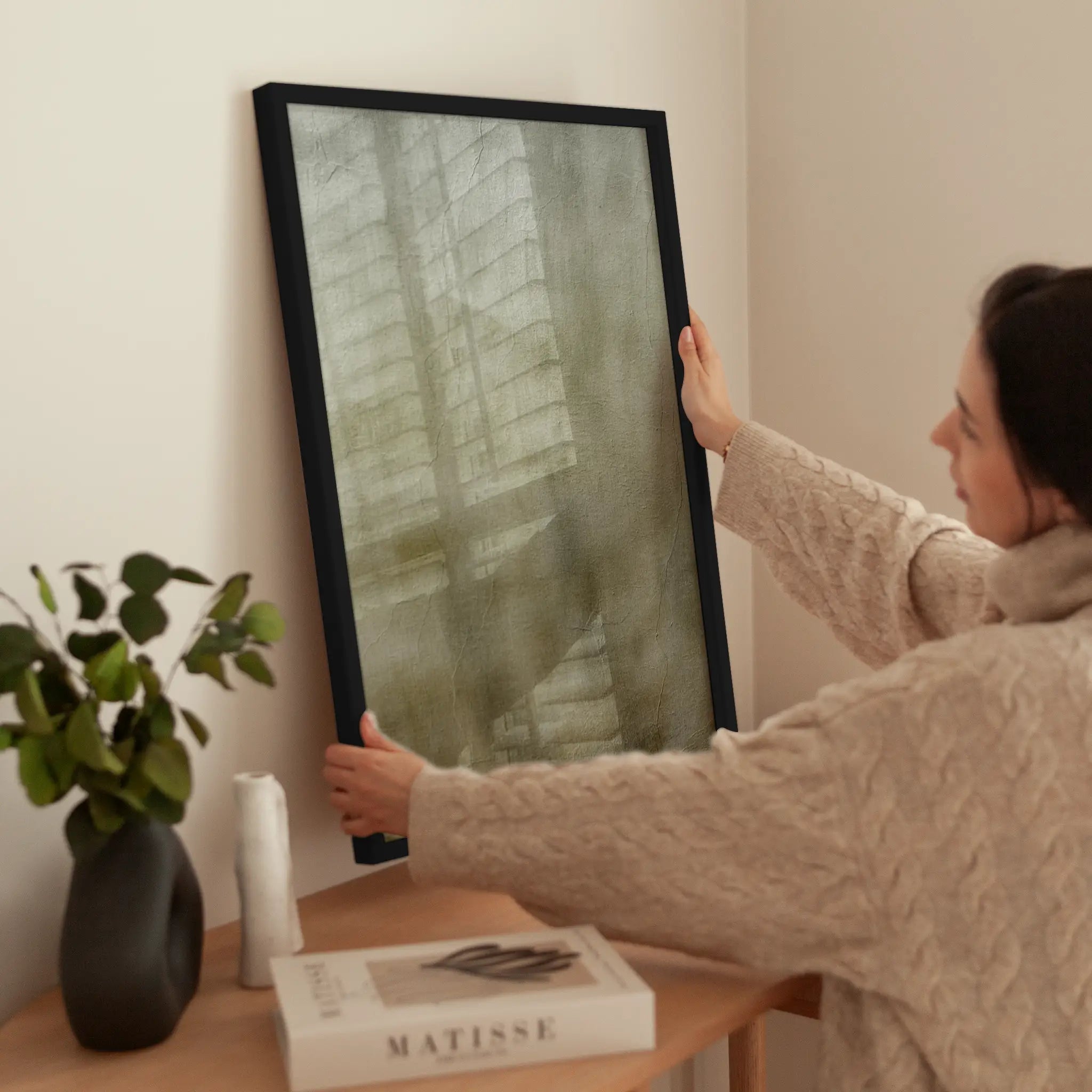 Beige and Brown Texture wird aufgehängt