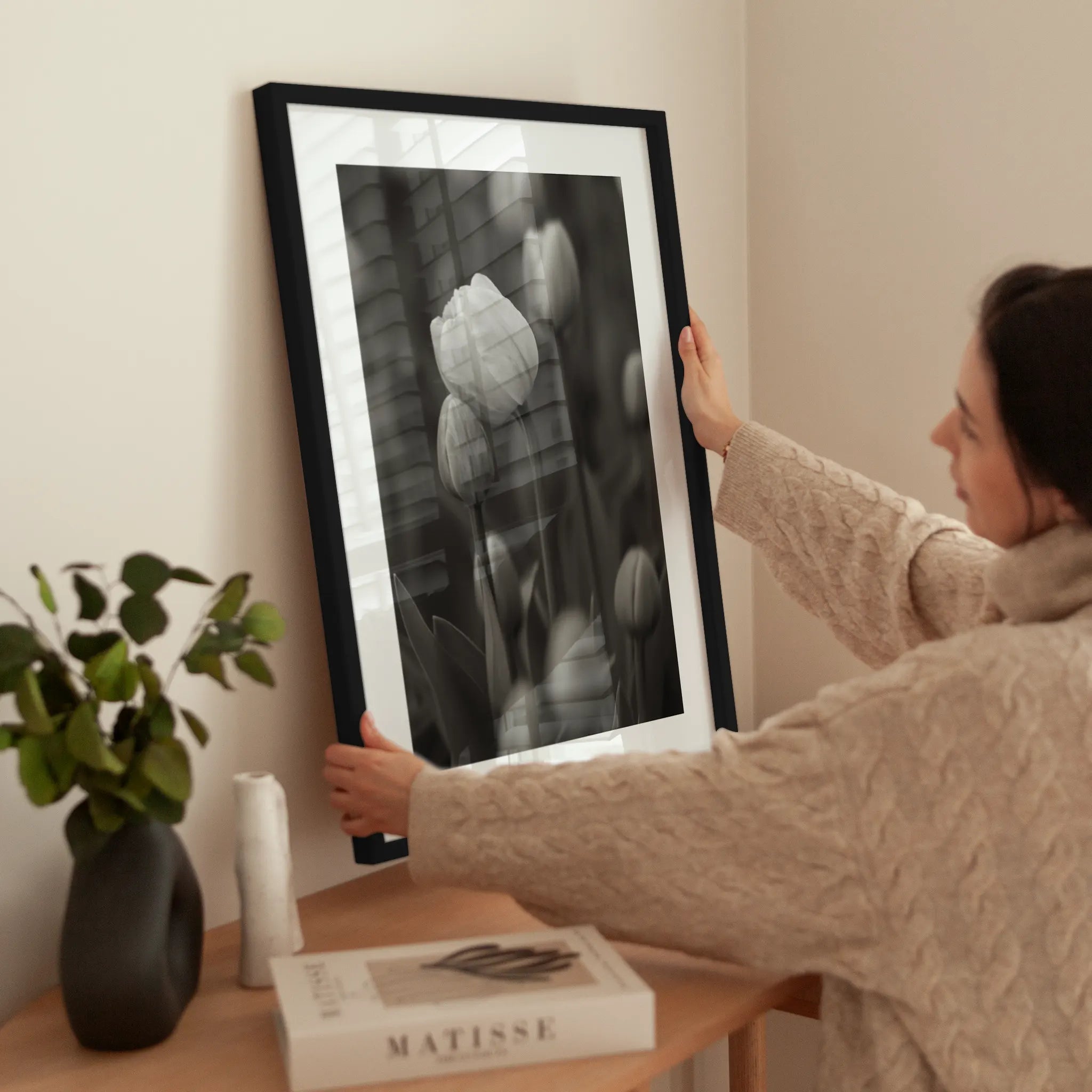 Black And White Tulip wird aufgehängt