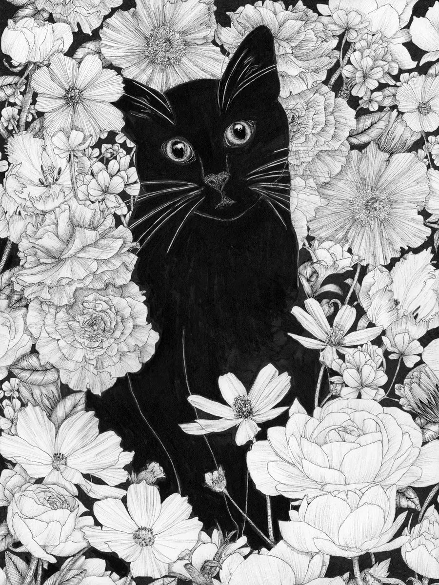 Schwarz-weißer Druck einer schwarzen Katze, umgeben von weißen und grauen Blumen.