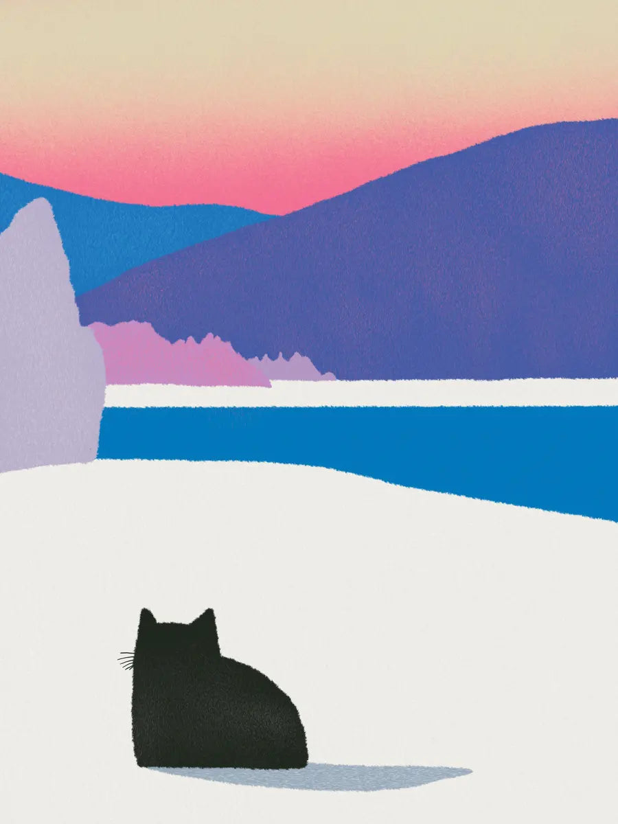 Eine schwarze Katze sitzt im Schnee und blickt auf einen Sonnenuntergang mit rosa und lila Himmel, einem See und Bergen im Hintergrund.