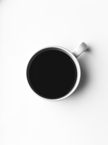 Minimalistisches Poster einer Kaffeetasse von oben auf einem weißen Tisch.