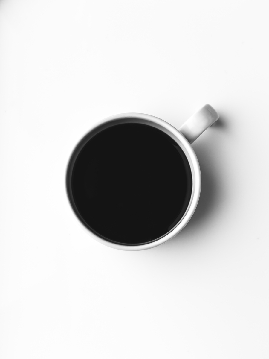 Minimalistisches Poster einer Kaffeetasse von oben auf einem weißen Tisch.