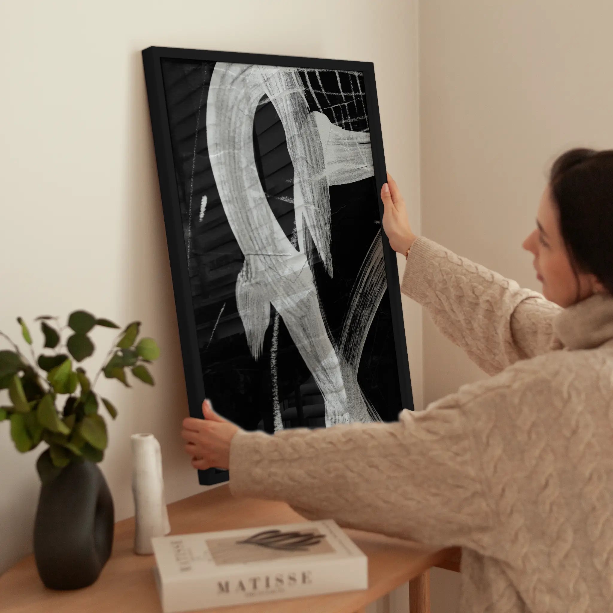 Black and White Abstract Painting wird aufgehängt