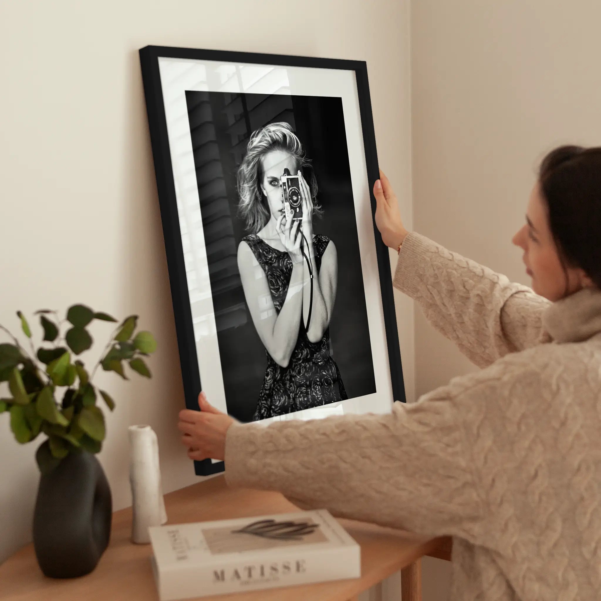 Black and White Camera wird aufgehängt