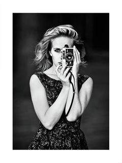 Schwarzweiß-Fotografie einer Frau mit Kamera.