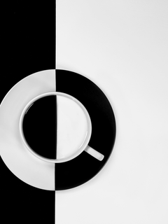 Kaffeetasse auf einem schwarz-weißen Hintergrund.