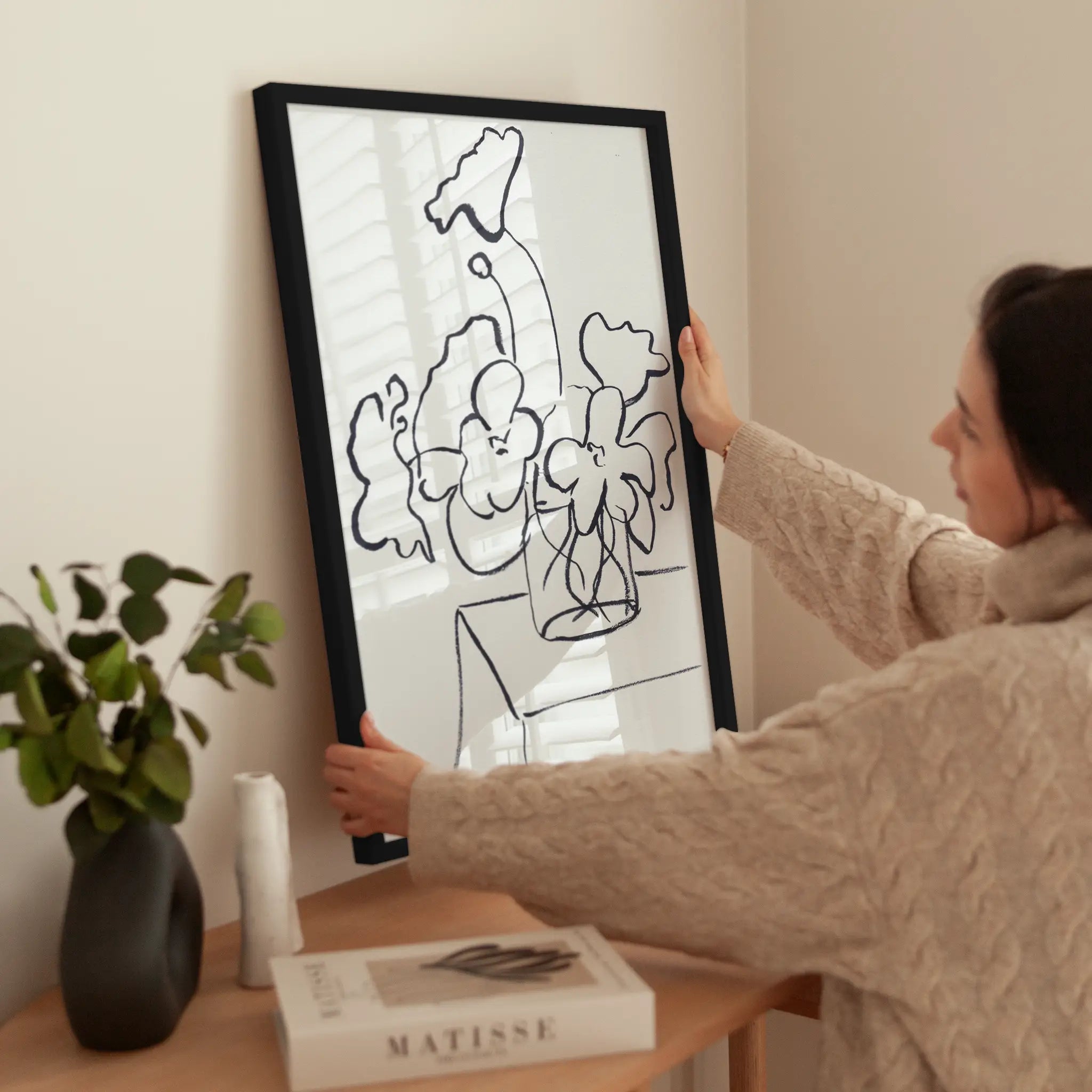 Black and White Poppies Small wird aufgehängt