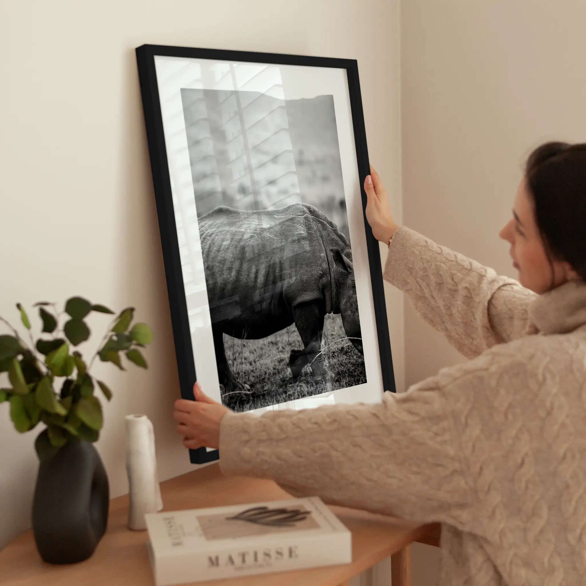 Black and White Rhino wird aufgehängt