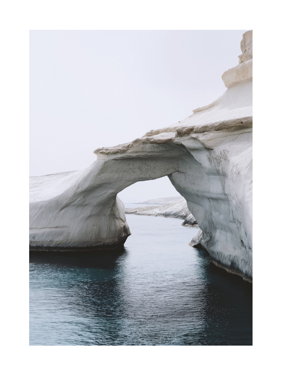 Fotografie von weißen Felsformationen über blauem Wasser in Sarakiniko, Milos, Griechenland.