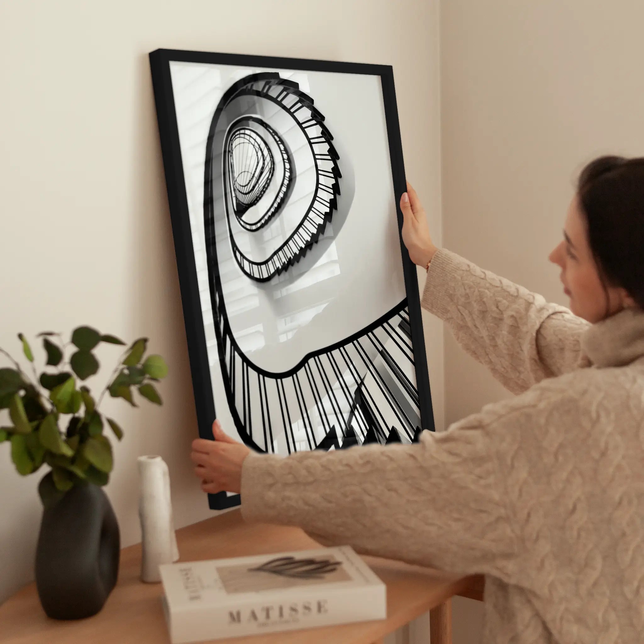 Black and White Spiral wird aufgehängt