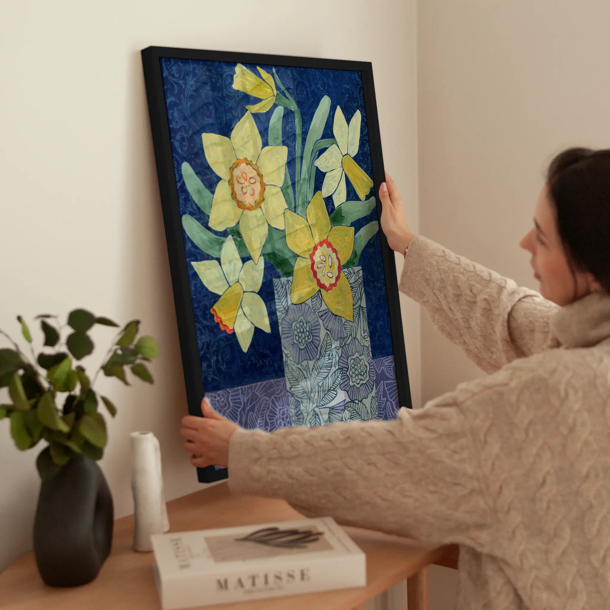 Blue Background Daffodils wird aufgehängt