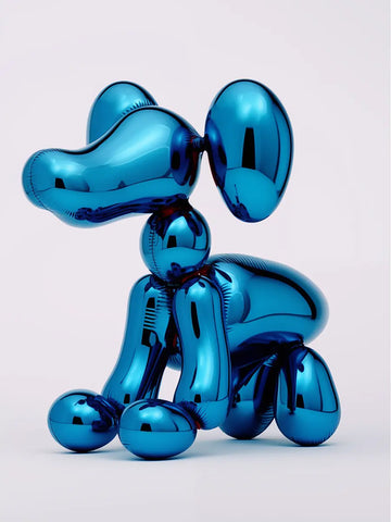 Blauer Ballonhund vor einem hellrosa Hintergrund.