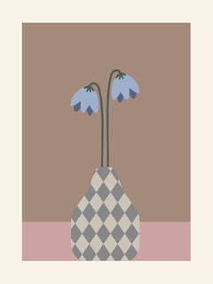 Illustration einer karierten Vase mit blauen Blumen auf braunem Hintergrund.