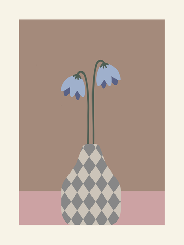 Illustration einer karierten Vase mit blauen Blumen auf braunem Hintergrund.