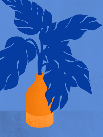 Ein blaues Blatt in einer orangefarbenen Vase vor einem blauen Hintergrund.