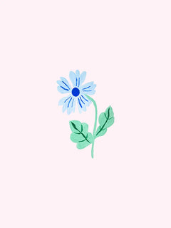 Eine kleine blaue Blume mit grünen Blättern auf einem zartrosa Hintergrund.