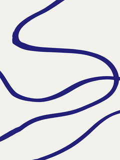 Abstraktes Poster mit einer geschwungenen blauen Linie auf weißem Hintergrund.