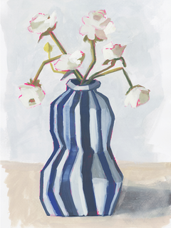 Gestreifte Vase mit weißen Blumen auf einem beigen Tisch vor grauem Hintergrund.