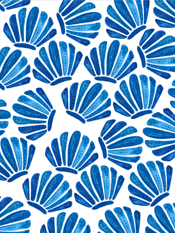 Blaue Muscheln auf weißem Hintergrund.