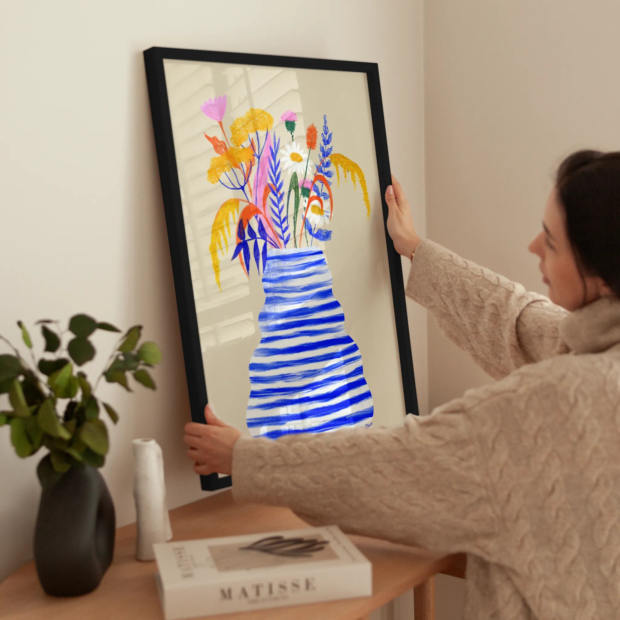 Blue Striped Vase wird aufgehängt