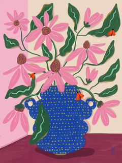 Illustration einer blauen Vase mit gelben Punkten, gefüllt mit rosa Blumen und grünen Blättern, mit orangefarbenen Schmetterlingen auf den Blättern vor einem rosa und beigen Hintergrund.