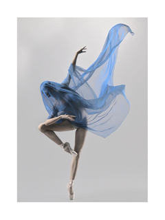 Ballerina in Bewegung mit blauem Schleier vor grauem Hintergrund.