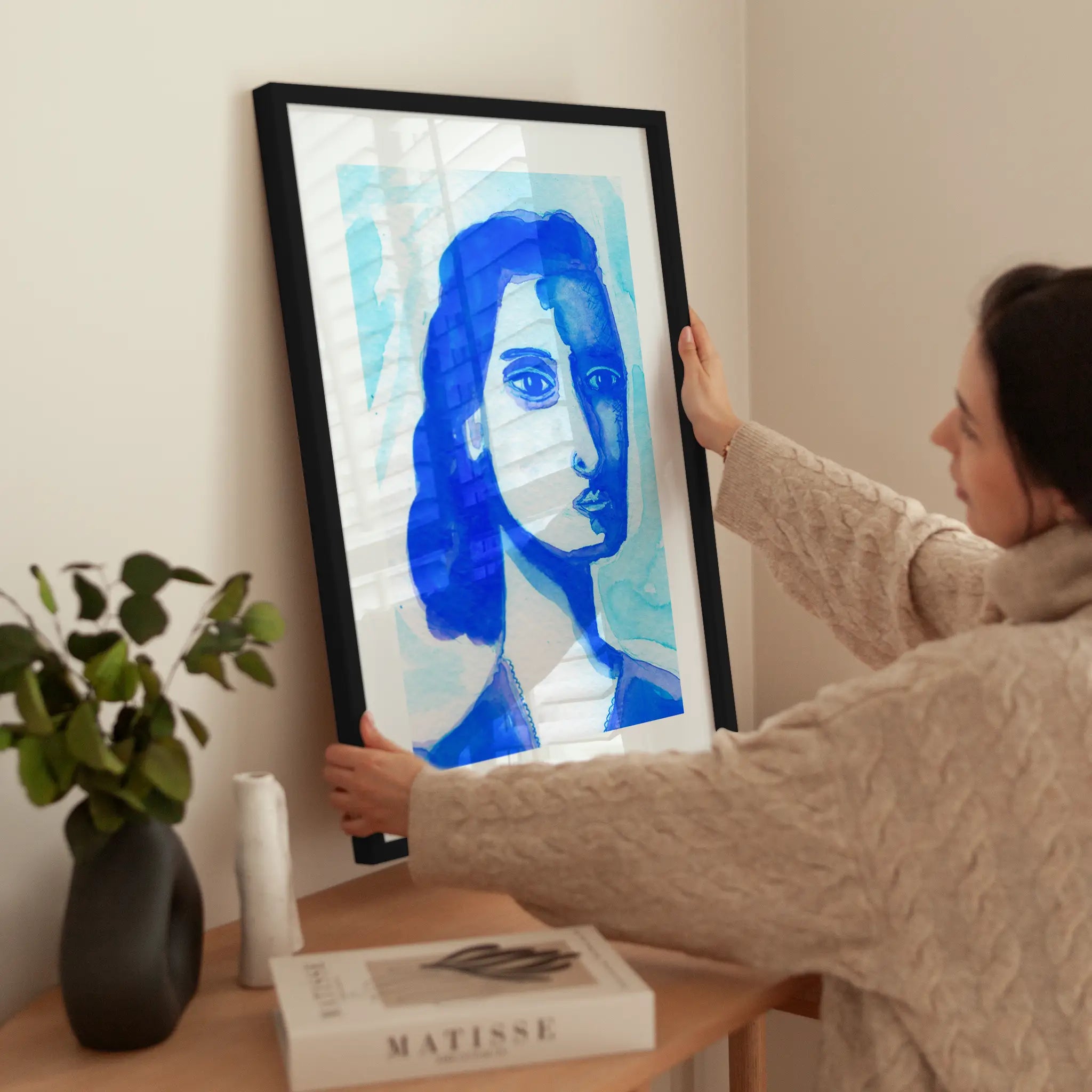 Blue Woman Portrait wird aufgehängt