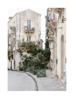 Fotografie einer sizilianischen Straße mit einem Gebäude voller Pflanzen und Kakteen.