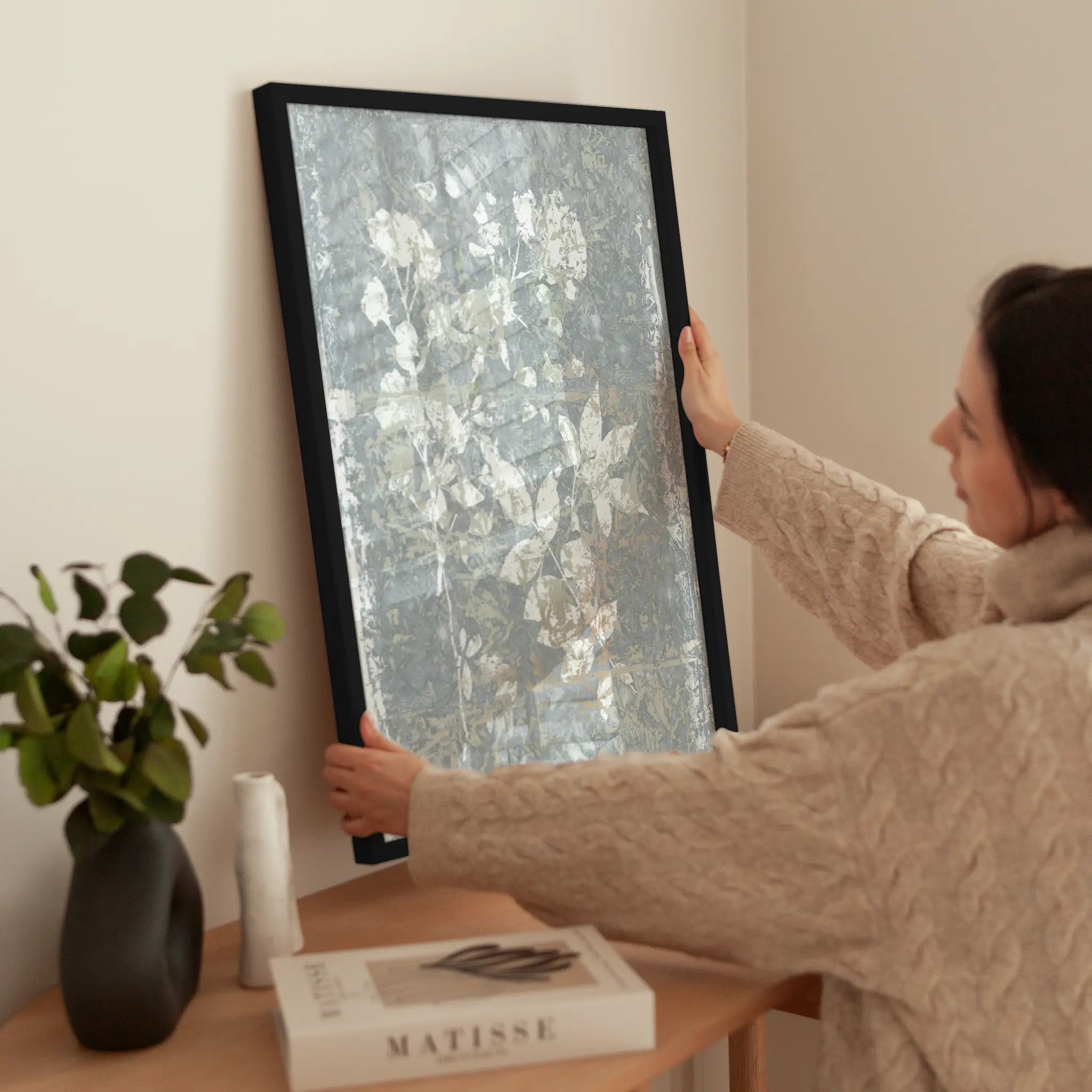 Botanical White Textured Floral wird aufgehängt