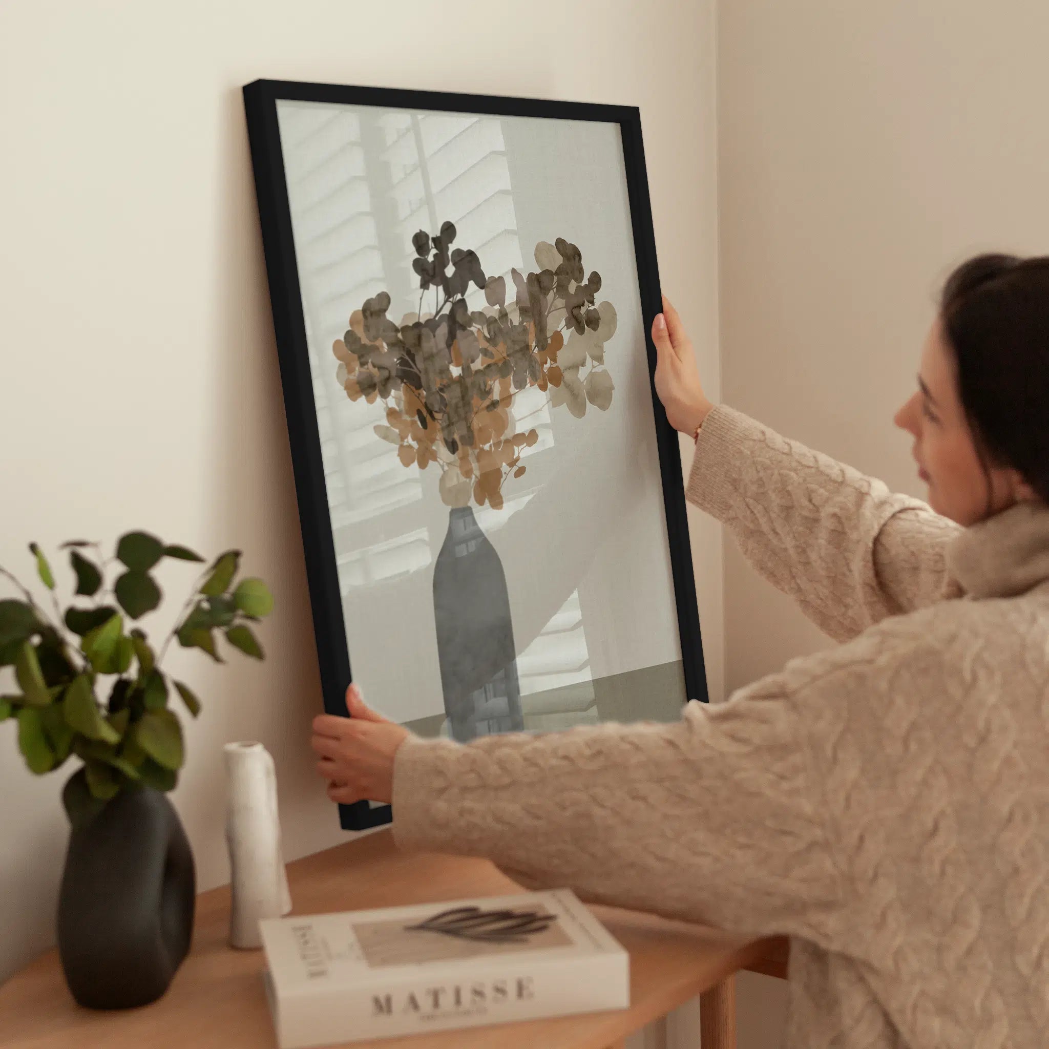 Bouquet in Grey Vase wird aufgehängt