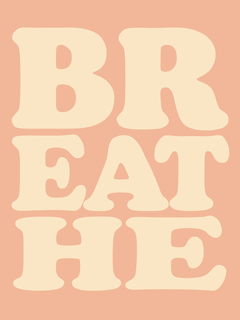 Typografie-Poster mit dem Wort "Breathe" in beigen Buchstaben auf pfirsichfarbenem Hintergrund.