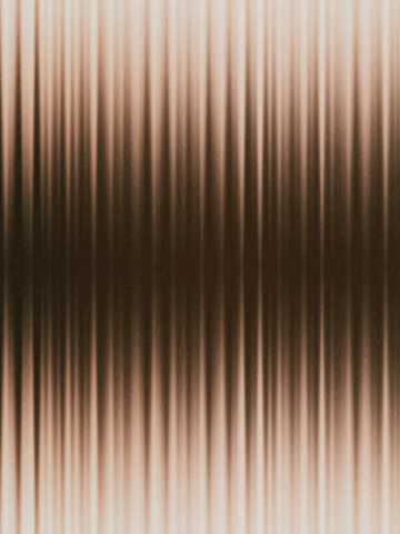 Poster mit einem Muster aus vertikalen Linien in Brauntönen.