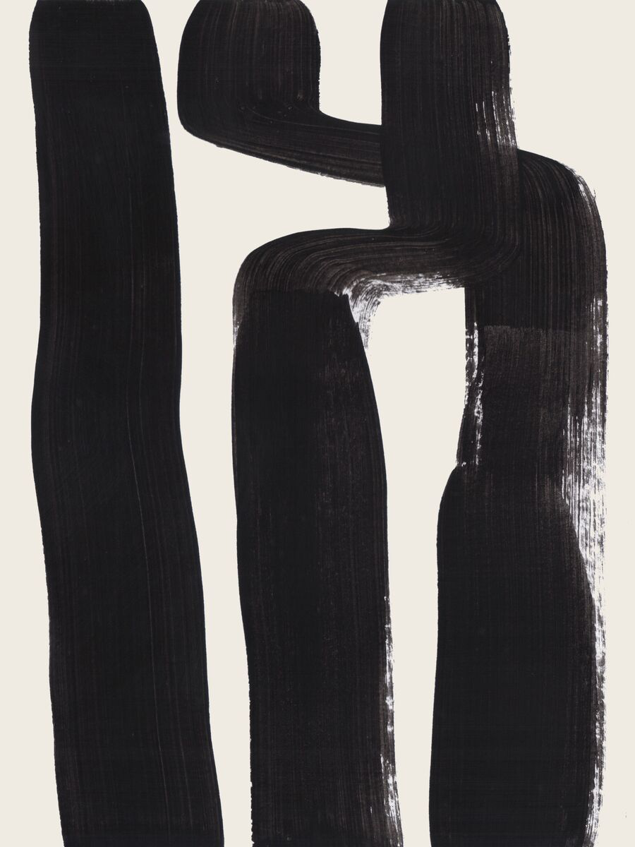 Poster mit breiten schwarzen Pinselstrichen auf beigem Hintergrund.